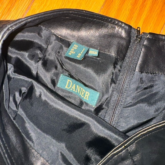 Danier vintage leather pencil skirt 🖤 - Picture 2 of 3